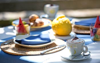 Colazione in giardino - Casa Mariantonia